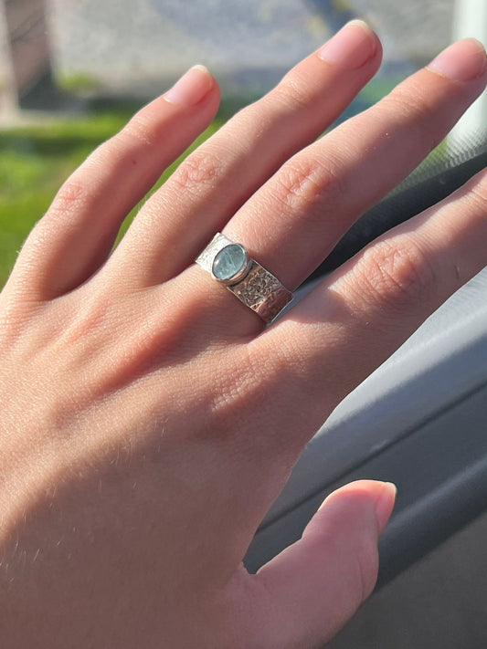 Anillo textura rugosa y piedra