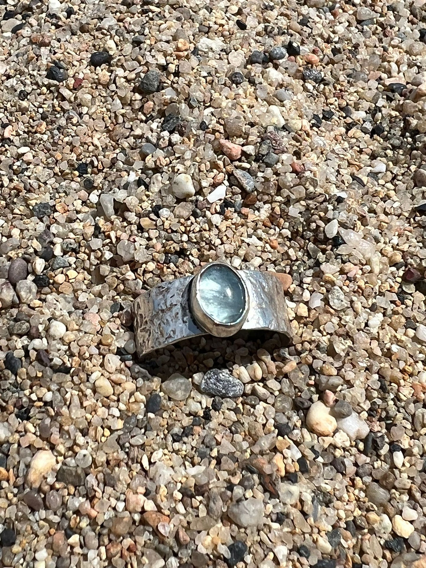 Anillo textura rugosa y piedra