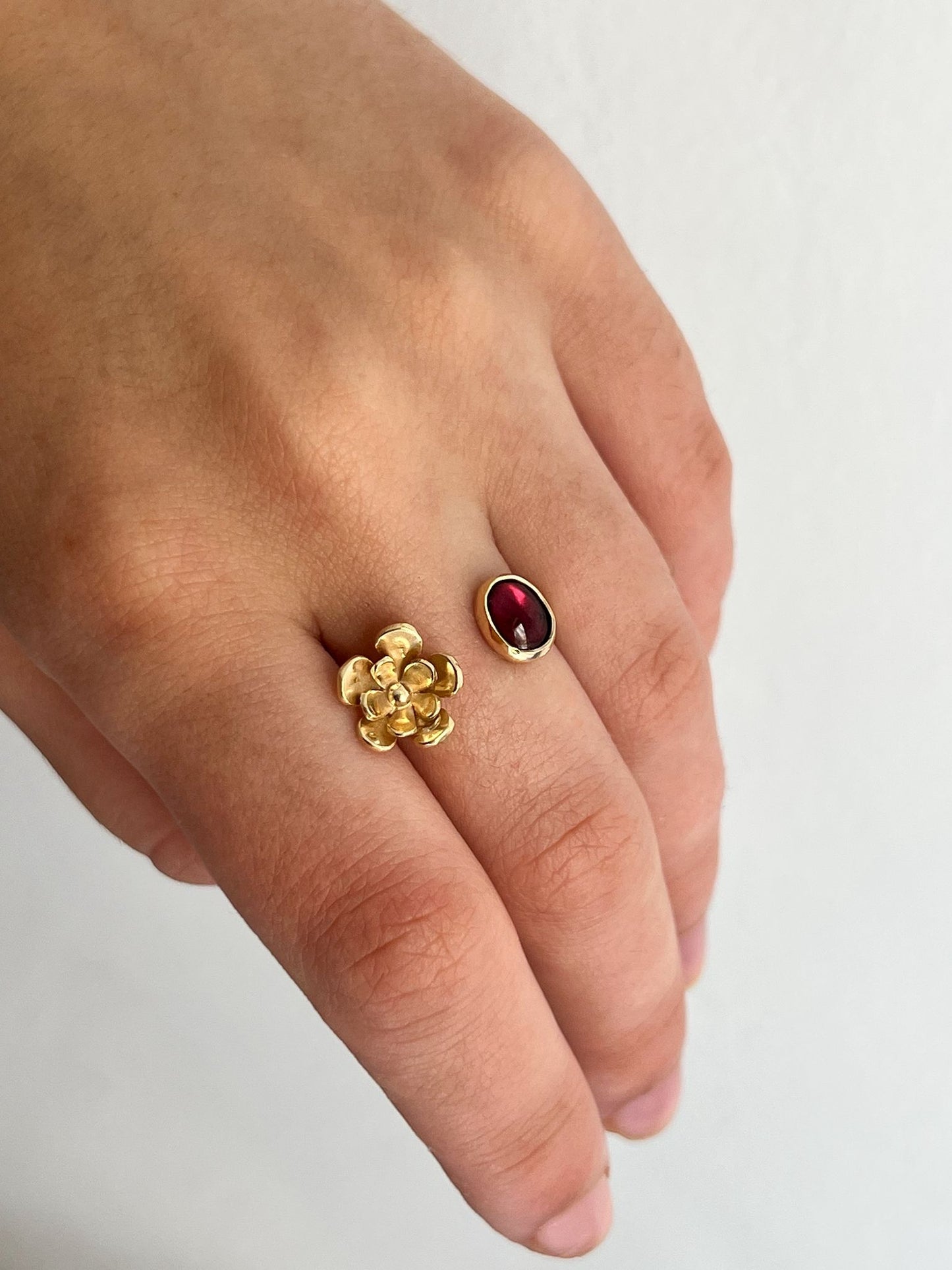 Anillo piedra y flor