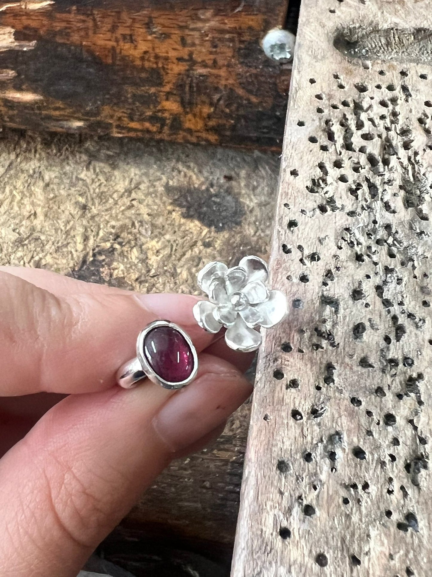 Anillo piedra y flor
