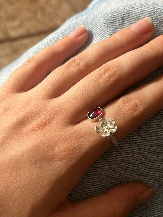 Anillo piedra y flor