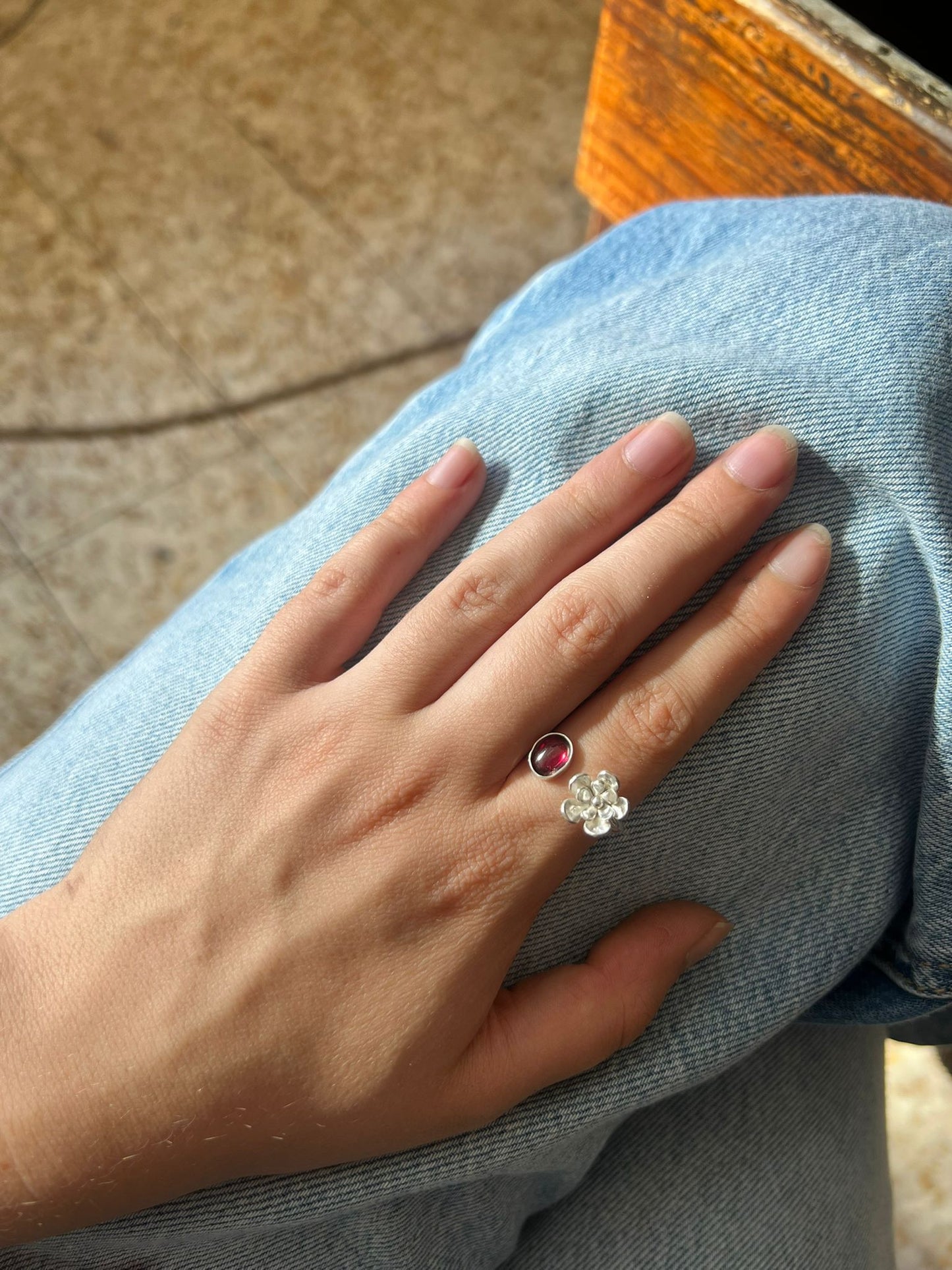 Anillo piedra y flor